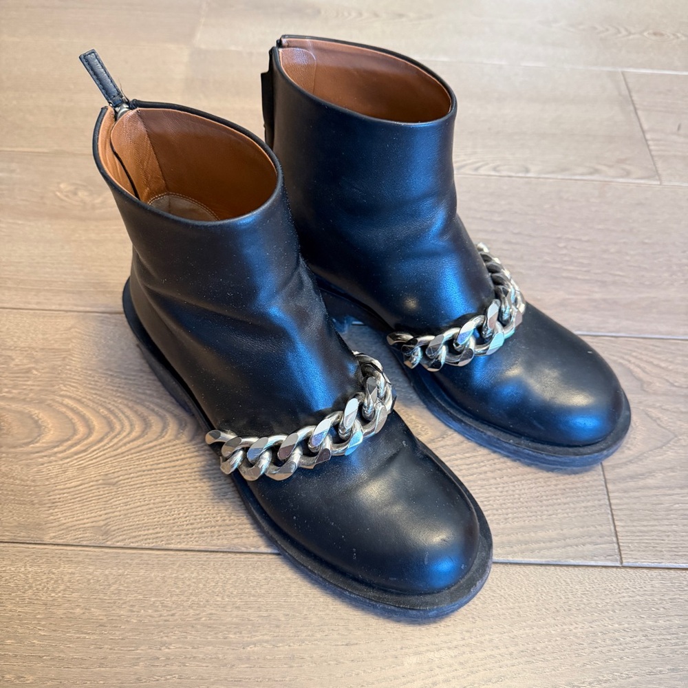 Givenchy
Leather Chain-Link Accents Combat Boots